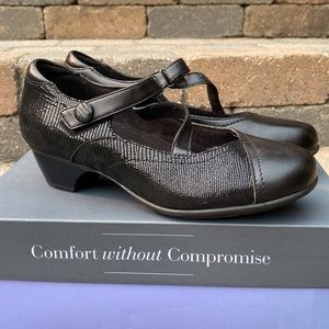 Aravon Portia Black Mary Jane low heel size 7.5